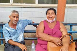 Ramona, ao lado do marido, relata dificuldades para terem medicamentos e insulina. (Foto: Guilherme Correia)