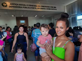 Amanda Peixinho e a filha de quase dois anos, na Defensoria Pública de Mato Grosso do Sul (Foto: Caroline Maldonado)