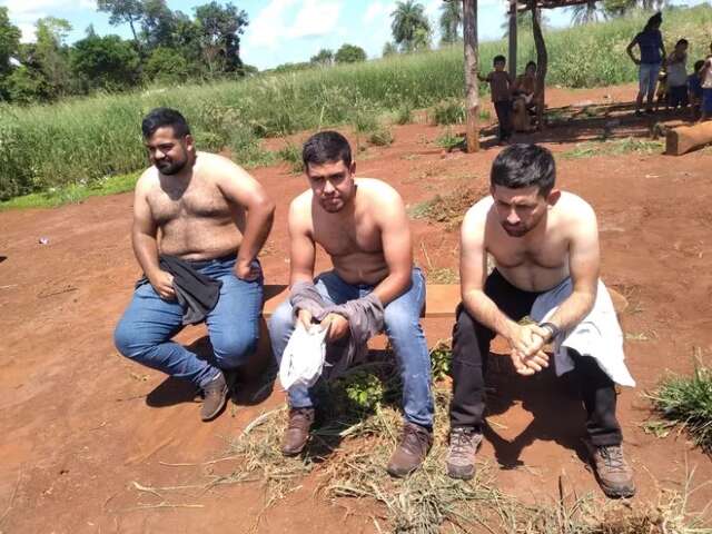 Policiais paraguaios s&atilde;o capturados e obrigados a capinar mato em &aacute;rea ind&iacute;gena