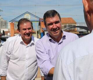 Secretário de Estado da Casa Civil, Eduardo Rocha, e o governador Eduardo Riedel (PSDB), durante agenda nesta semana na Apae. (Foto: Saul Schramm)