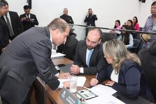 Coronel David (PL) conversa com João Cesar e Lia Nogueira, ambos do PSDB (Foto Assembleia Legislativa)