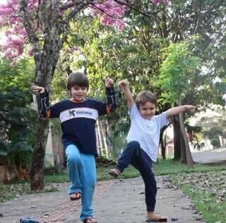 João e Alexandre brincando juntos na calçada em 2018. (Foto: Arquivo pessoal)