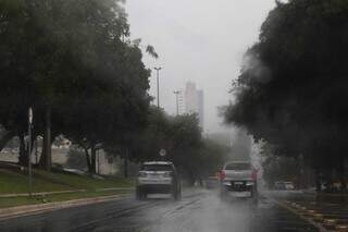Chuva corriqueira e forte na Avenida Afonso Pena. (Foto: Kísie Ainoã)
