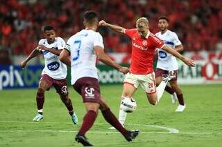 O jogador do Internacional, Pedro Henrique, durante o primeiro tempo da partida nesta quarta-feira (8). (Foto: Reprodução/@SCInternacional no Twitter)