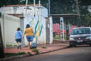 Manhã de volta às aulas pelas ruas da Capital. (Foto: Henrique Kawaminami)