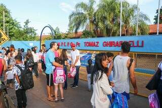 Chegada de alunos na Escola Municipal Padre Tomaz Ghirardelli, no Bairro Dom Antônio Barbosa. (Foto: Henrique Kawaminami)