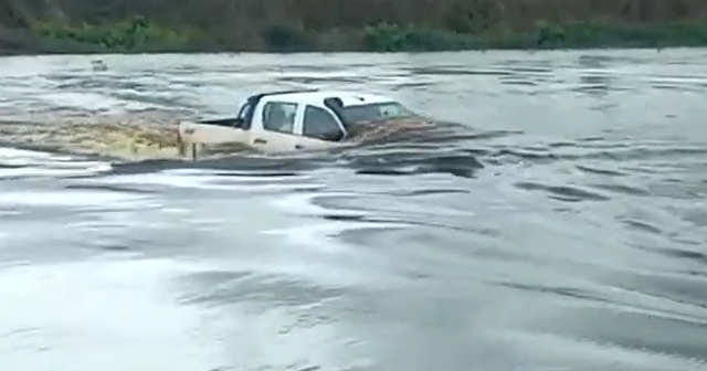 Chuva intensa provoca enchente e caminhonete fica quase submersa