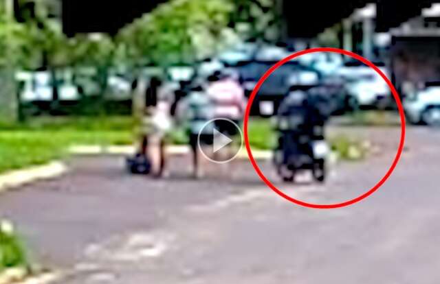 Dupla em moto leva segundos para roubar celulares de mulheres no Aero Rancho