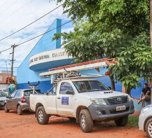 De falta de luz a escola modelo de ensino: volta &agrave;s aulas mostra duro contraste