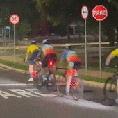 “Voando baixo”, pelotão de ciclistas fecha trânsito no Parque dos Poderes