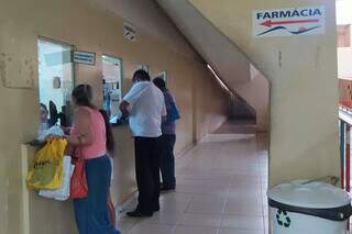 Usuários do SUS na farmácia do Centro de Especialidades Médicas, em Campo Grande. (Foto: Guilherme Correia)