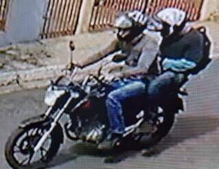 Dupla em moto leva segundos para roubar celulares de mulheres no Aero Rancho