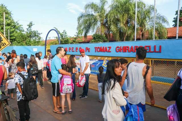Na &uacute;ltima hora, energia volta na maioria das escolas para aulas 100% presenciais