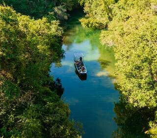 Na Estância Mimosa, em Bonito, é possível realizar um trecho do passeio em barco (Foto: Lucas Mendes Ramos)