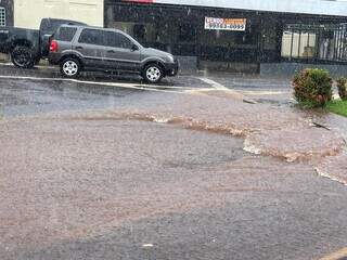 Chuva forma pequena enxurrada na Avenida Bandeirantes, no Bairro Amambai. (Foto: Lucimar Couto)