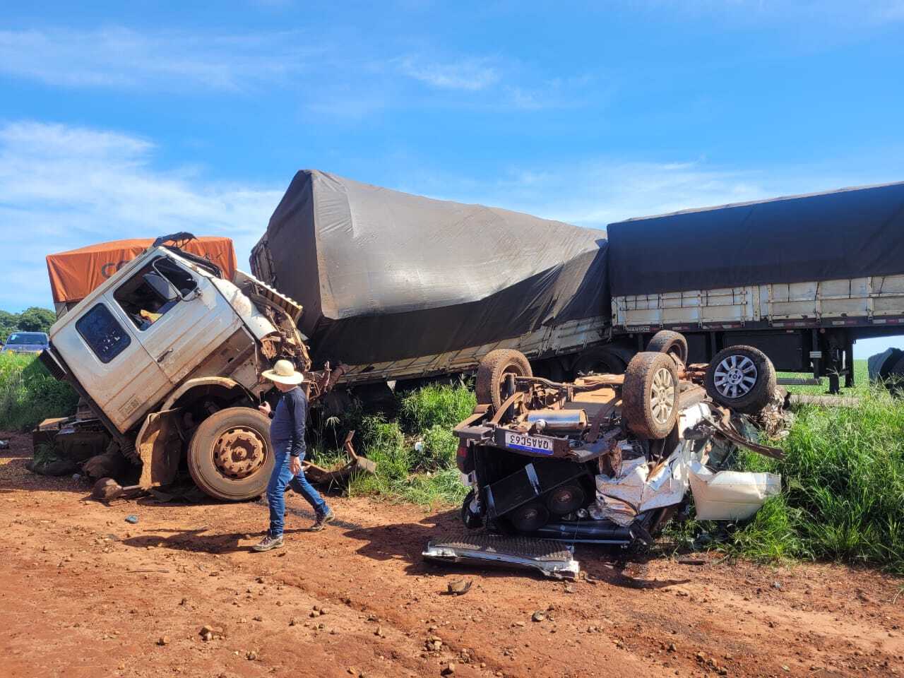 Carreta perde freio e acaba causando acidente mais três veículos