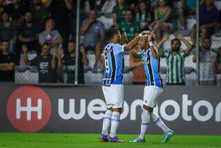 Suárez e Bitello comemoram a vitória do Grêmio nesta quinta-feira (9). Foto: (Reprodução/@Gremio no Twitter)