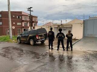 Equipe da PF cumpre mandado de busca na operação, em cidade Rondônia (Foto/Divulgação)