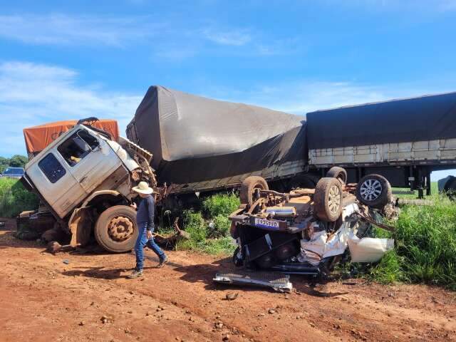 Carreta perde freio e acaba causando acidente com mais tr&ecirc;s ve&iacute;culos