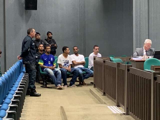 Grupo &eacute; julgado por degolar adolescente de fac&ccedil;&atilde;o rival