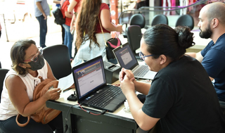 Mulher em busca de uma vaga no mercado de trabalho na 1ª feira do emprego realizado no começo do ano  (Foto: divulgação/prefeitura) 