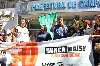 Ex-presidente da ACP, Lucílio Nobre, e atual presidente, Gilvano Bronzoni, em um dos protestos na Prefeitura de Campo Grande (Foto: Paulo Francis)