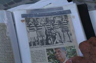 Gonçalves mostra registro em revista da sua história junto a Pelé. (Foto: Kisie Ainoã)