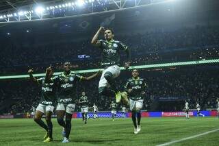 Jogadores do Palmeiras comemoram o primeiro gol da partida. (Foto: Reprodução/@Palmeiras no Twitter)