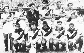 Time de juniores do Vasco da Gama em 1971. Agachados: Nenen, Paulinho Jaú, Pastoril, Roberto Dinamite e Colatino (Foto: Arquivo/Site do Vasco da Gama) 