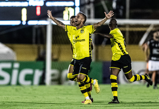 Jogadores do São Bernardo comemoram vítória contra o Corinthians, nesta quinta-feira (9). (Foto: Reprodução/Agência Paulistão)