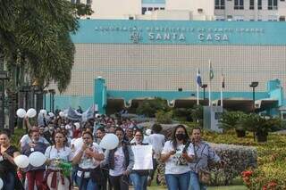 Manifestação de trabalhadores de enfermagem da Santa Casa em setembro do ano passado. (Foto: Marcos Maluf)