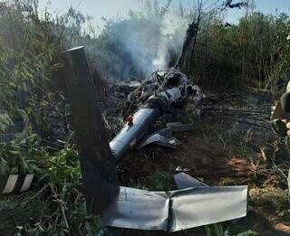 Destroços do helicóptero que caiu hoje de manhã a 85 km da linha internacional (Foto: ABC Color)