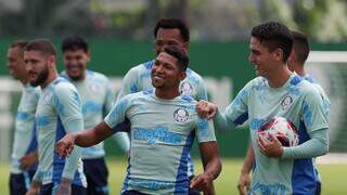 Os jogadores Rony e Eduard Atuesta durante treinamento na Academia de Futebol (Foto: Cesar Greco/Palmeiras)