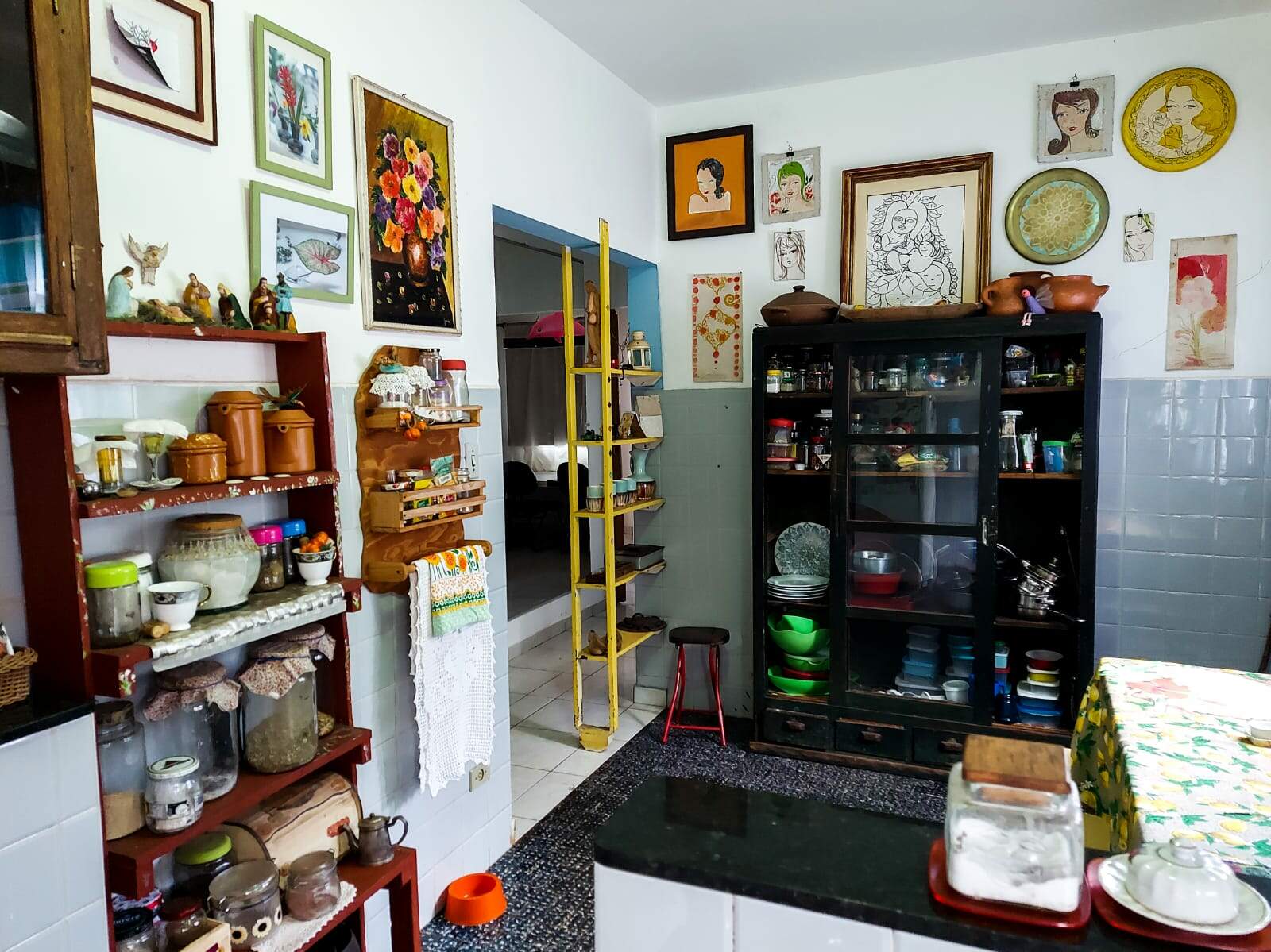 Cozinha de hostel é “estante” de lembranças guardadas por uma vida