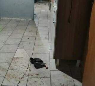 Manchas de sangue na casa onde ocorreu confronto e arma. (Foto: Rádio Caçula)