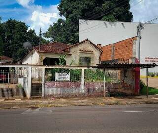 Casa na Avenida Euler de Azevedo integra a lista de construções à venda. (Foto: Aletheya Alves)