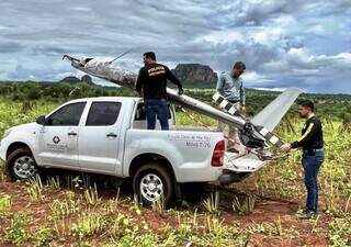 Peritos recolhem destroços de helicóptero que caiu ontem no Paraguai (Foto: Divulgação)