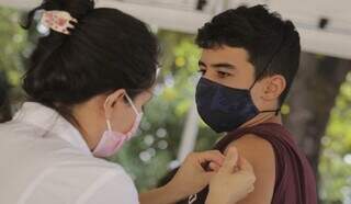 Jovem é vacinado contra a covid-19 em Mato Grosso do Sul. (Foto: Reprodução/Governo do Estado)