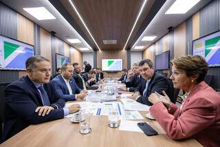 Ministro Renan Filho, em reunião com senadora Tereza Cristina, Eduardo Riedel e secretários. (Foto: Marcio Ferreira, Divulgação)