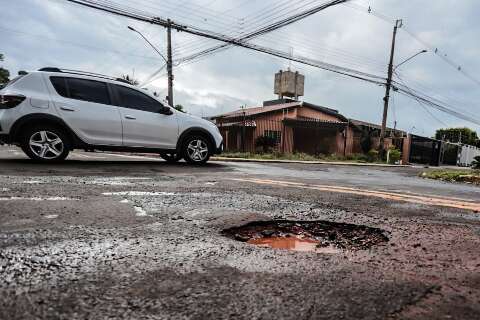 Com epidemia de buracos, moradora lamenta: “nossa cidade está abandonada”