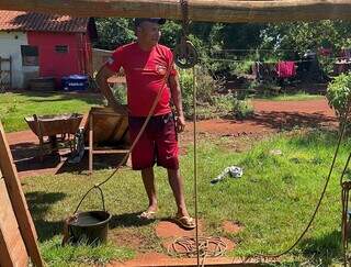 Morador da Jaguapiru tira água de poço caseiro para atender família e vizinhos (Foto: Helio de Freitas)