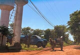 Caminhão-pipa sendo abastecido em reservatórios da Jaguapiru, no dia 27 de janeiro (Foto: Helio de Freitas)