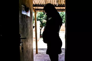Adolescente gestante em aldeia de Campo Grande (Foto: Marcos Maluf/Arquivo)