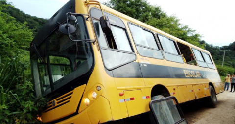 Ônibus escolar atola em barranco e passageiros saem pela janela de emergência 