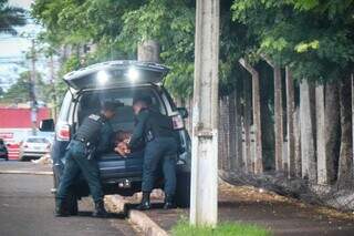 Mulher deixa filha de 4 meses na casa de amigo e some para usar drogas