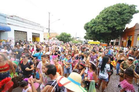 Contra golpes na folia, jeito é levar a boa e velha nota de "deizão"