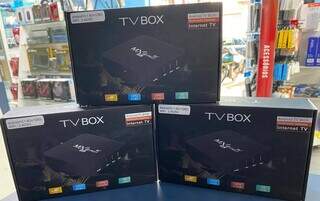 Caixas de aparelho TV Box, que é considerado ilegal. (Foto: Direto das Ruas)