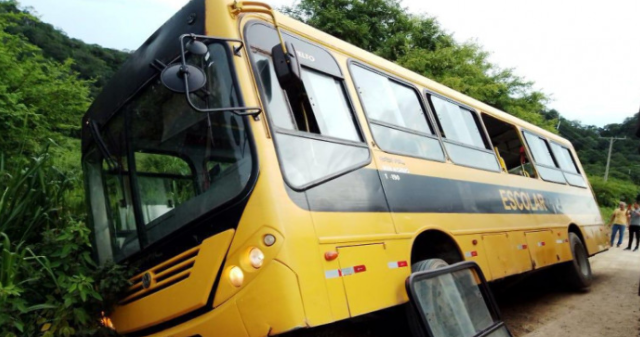 &Ocirc;nibus escolar atola em barranco e passageiros saem pela janela de emerg&ecirc;ncia 