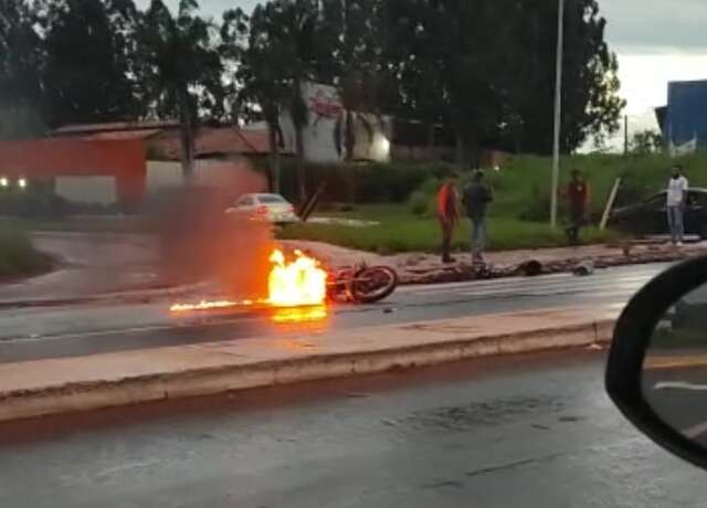 No meio de avenida moto caída no asfalto pega fogo Capital Campo