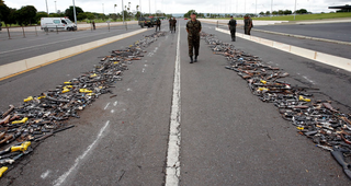 Armas que foram recolhidas nos fóruns do Brasil todo e destruídas pelo Exército (Foto: Gláucio Dettmar / Agência CNJ) 